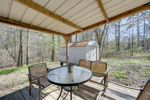 Broken Bow Cabin with Hot Tub and Fire Pit