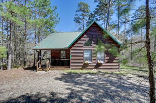 Broken Bow Cabin with Hot Tub and Fire Pit