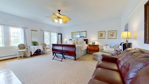 1 king bed, 1 sofa bed