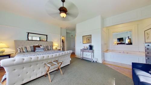 1 king bed, 1 sofa bed