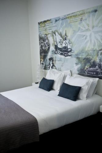 Family Room image 9