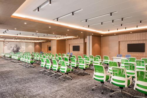 444936085 Holiday Inn & Suites - Dubai Science Park by IHG
