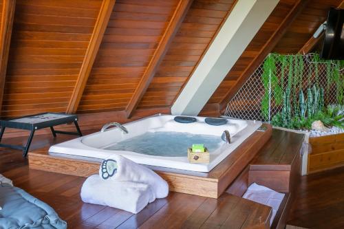 Hot tub, Penareia Floripa Beach Hotel in Armacao