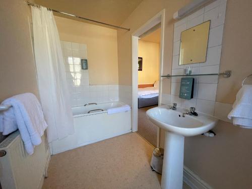 1 double bed, 1 twin bed