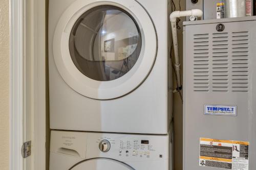 Sleek Apartment in Heart of Denver Tech Center! - main image