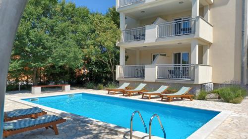 2 bedrooms, 3 beds