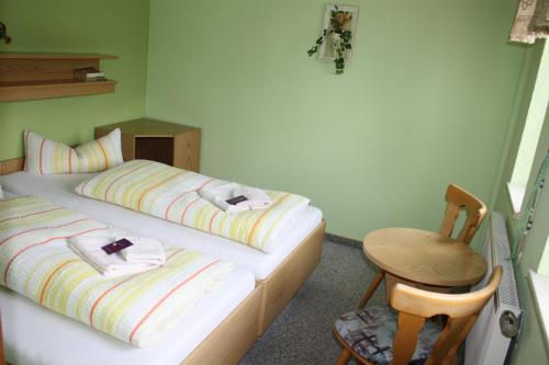 2 twin beds