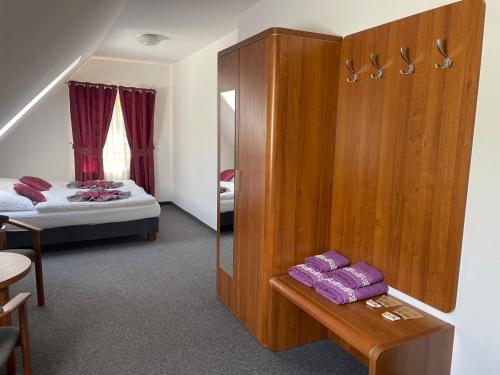 2 twin beds