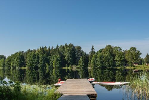 Saarjärve Puhkemaja 32-le, 8 magamistuba