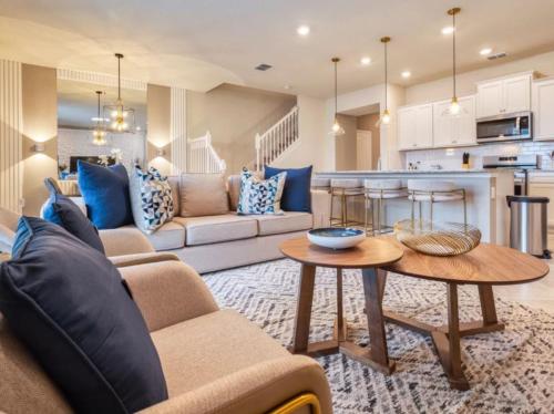5 Bedrooms-4 Bathrooms- Solterra 7553Os in Davenport, USA