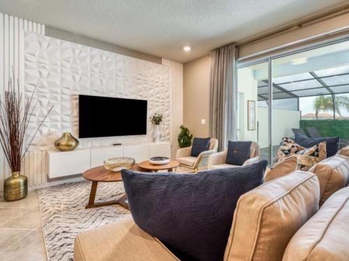 5 Bedrooms-4 Bathrooms- Solterra 7553Os in Davenport, USA