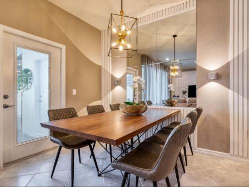 5 Bedrooms-4 Bathrooms- Solterra 7553Os in Davenport, USA