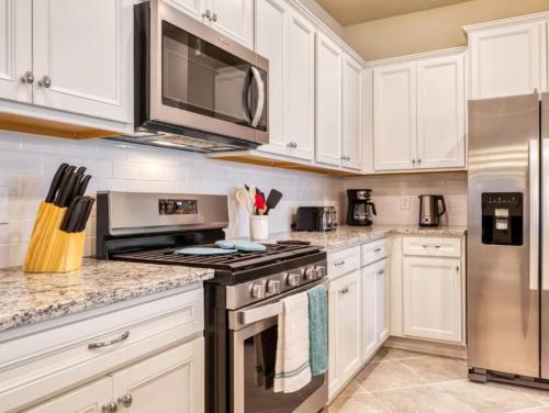 5 Bedrooms-4 Bathrooms- Solterra 7553Os in Davenport, USA