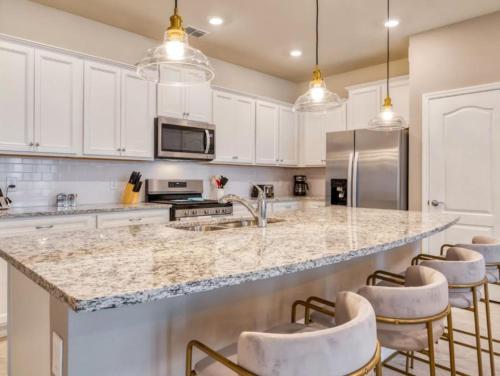 5 Bedrooms-4 Bathrooms- Solterra 7553Os in Davenport, USA