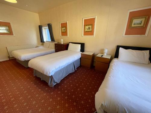 1 double bed, 2 twin beds