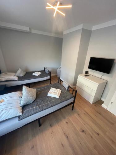 2 bedrooms, 6 beds