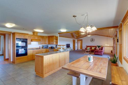 Mountain Views + Shared Pool: Ozarks Family Home in Fairfield Bay (AR)