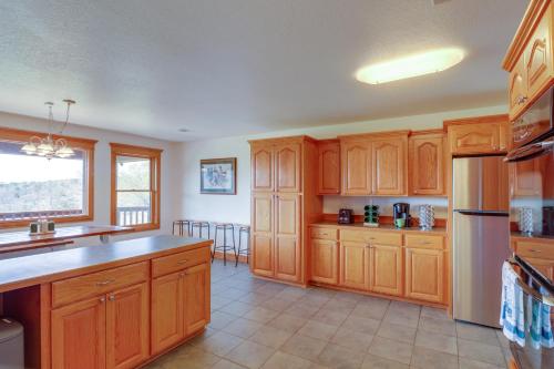 Mountain Views + Shared Pool: Ozarks Family Home in Fairfield Bay (AR)