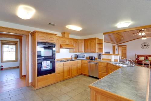 Mountain Views + Shared Pool: Ozarks Family Home in Fairfield Bay (AR)