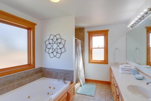 Mountain Views + Shared Pool: Ozarks Family Home in Fairfield Bay (AR)
