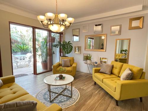 Luxurious Garden-Beach Home