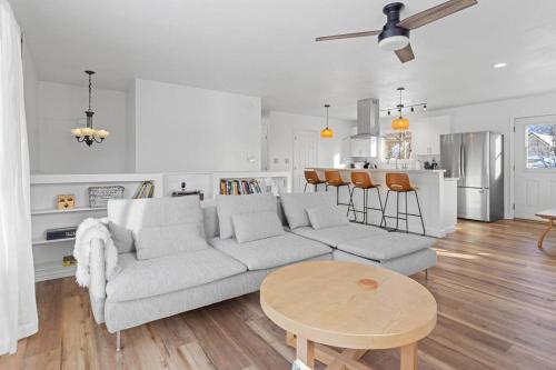 *NEW* Serene Stay in Palmer!