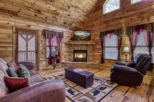 Wilderness Lodge, Hot Tub, Game Room, Pool Access, 560 FREE tickets each paid day in Wears Valley (TN)