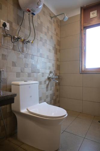 hotel apple blossom 2 minutes walking from Mall road – Manali, PA