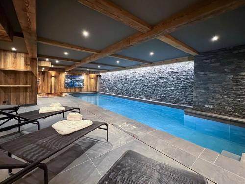 Chalet Neuf avec Piscine, Jacuzzi, Sauna, Hammam et Salle de Cinema a Saint-Martin de Belleville - F in Saint-Marcel