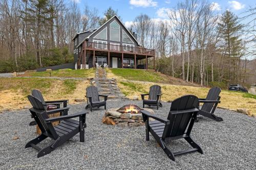 B&B Topton - Dream Chaser Chalet at Nantahala Lake - Bed and Breakfast Topton