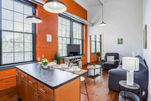 NY Style Centric Loft with King Bed by Park av. in Rochester, USA
