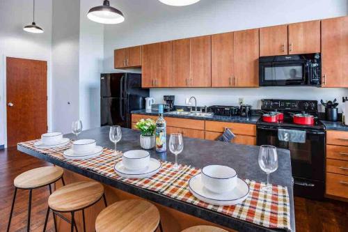 NY Style Centric Loft with King Bed by Park av. in Rochester, USA