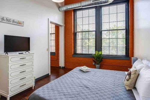 NY Style Centric Loft with King Bed by Park av. in Rochester, USA