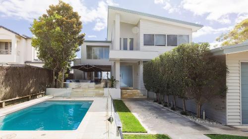 Paradiso Beach House in Salamander Bay