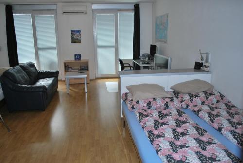 Chotěšovská Apartment with Parking Place, Praha (fotografie 4)