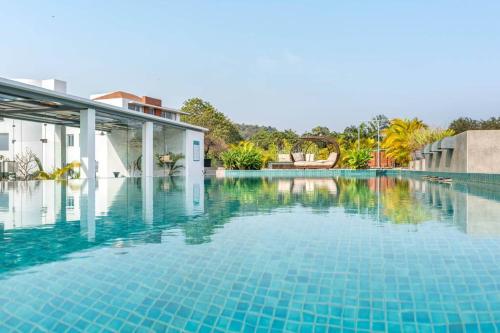 2Bed Stylish Home w Rooftop Pool nr Candolim Beach