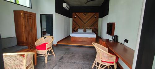 King Room with Pool View room in mango tree villa bentota