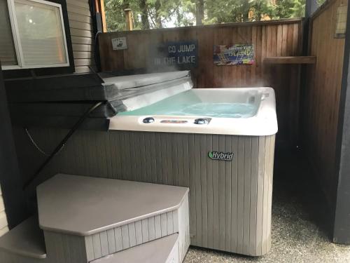 Hot Tub Hideaway - Apartment - Shawnigan Lake