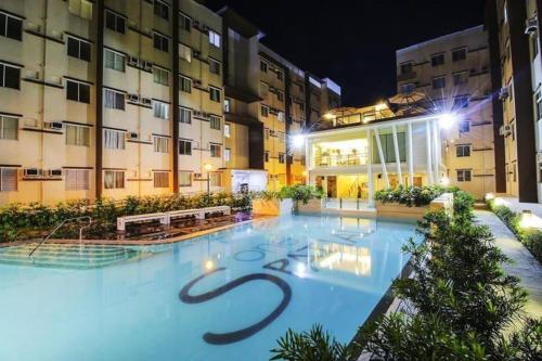 B&B Iloilo - Cozy and spacious 2BR condo unit with outdoor pool - Bed and Breakfast Iloilo