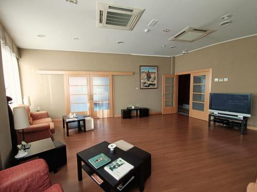ห้องส่วนกลางสำหรับนั่งเล่น/ดูทีวี, Hotel Palacio Congresos in พาเลนเซีย