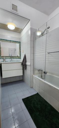Eilat Octopus Apartment - אילת אוקטופוס -שני חדרים וסלון, בריכה בקיץ