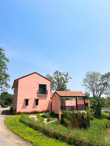 Pink Villa by Tubtao Sleepy Hill