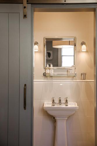 445086611 The Yard in Bath Hotel