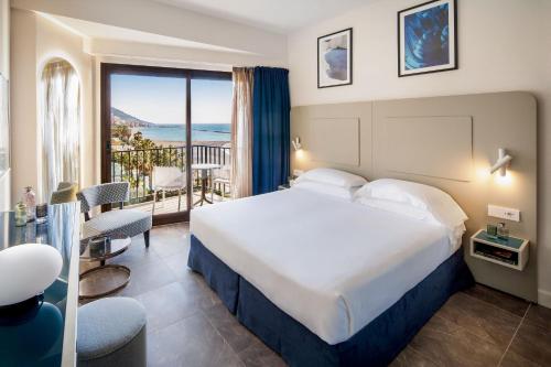 Chambre double, vue partielle sur la mer, balcon
