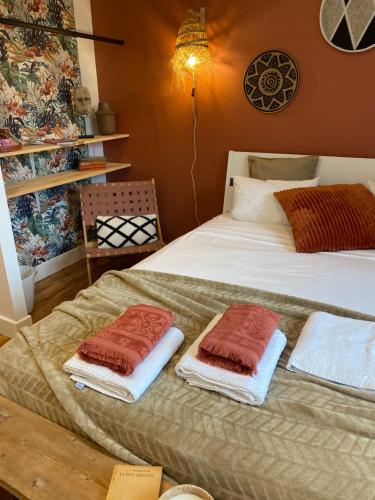 1 queen bed, 2 twin beds