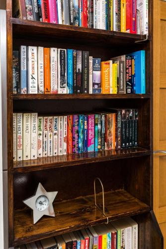 Luxury Islington Apartment with Balcony Islington - image 6