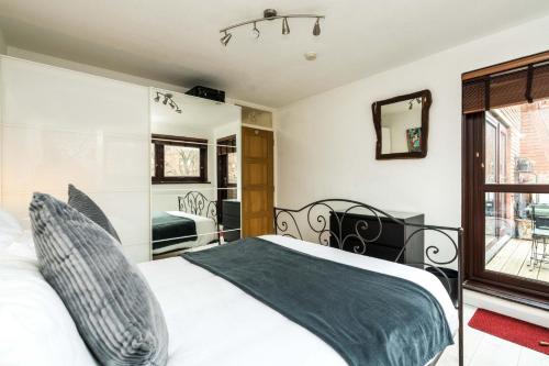 Luxury Islington Apartment with Balcony Islington - main image