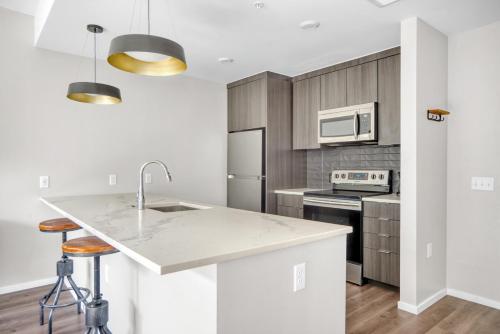 Congress Park 1BR w Gym Pool nr shops dining DEN-134