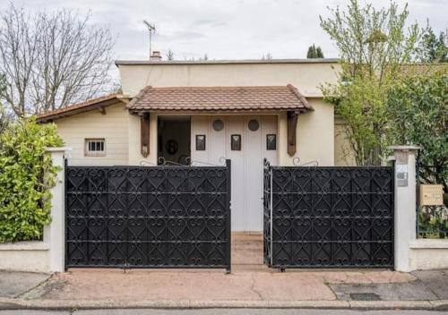 Studio indépendant et chambres dans maison avec jardin-Carre de Soie