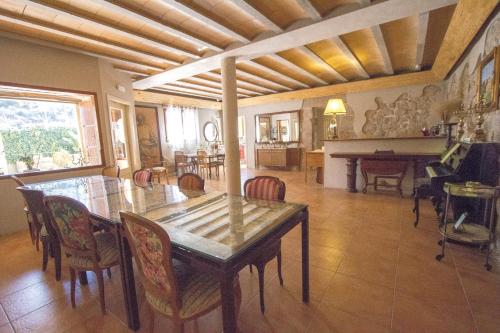Közös társalgó / TV, Catalunya Casas Wow! Boutique hotel converted into a private villa! in Rubio